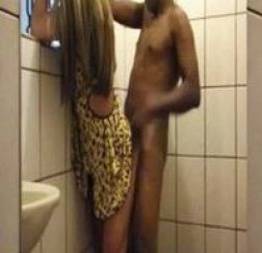 Negão pegando a travesti loira no banheiro