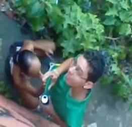 Flagrou sua vizinha pagando boquete atrás da casa | flagras amadores brasileiros