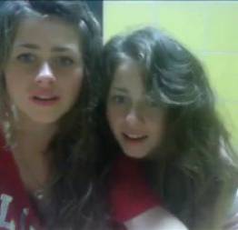 Irmãs gêmeas novinhas se exibindo na webcam bem putinhas