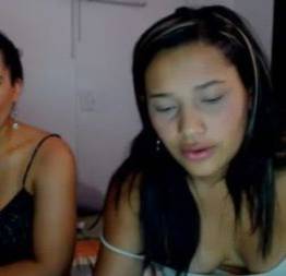 Mãe e filha na maior putaria ao vivo na webcam