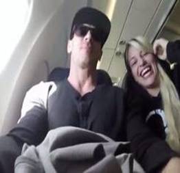 Namorada faz um belo boquete dentro do avião