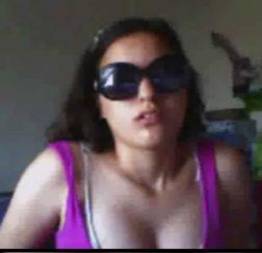Novinha de oculos escuro na webcam - canal das novinhas