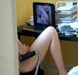Pai sacana filma filha se tocar no computador | sexo amador