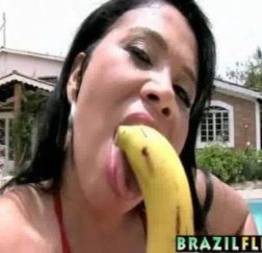 Soraya carioca se masturbando com uma banana na beira da piscina - blog afrodite