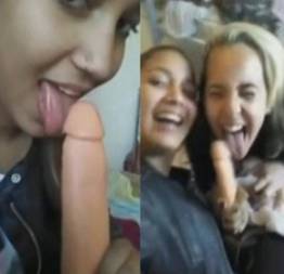 Amigas novinhas boquetiando o pau de borracha