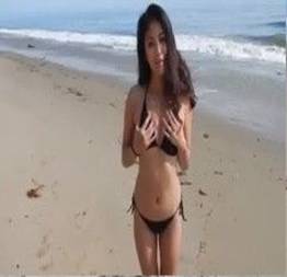 Linda asiática novinha peladinha na praia que maravilha