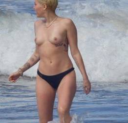 Miley cyrus pelada na praia