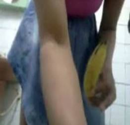 Morena com tesão enfiando uma banana no cuzinho | amador novinhas