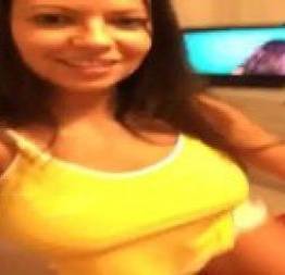 Morena perfeita exibe na webcam para ganhar fama