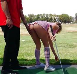 Novinha inocente no campo de golfe