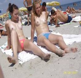 Topless na praia lotada