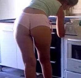 Voyeur tarado gravou a mamãe gostosa limpando a cozinha