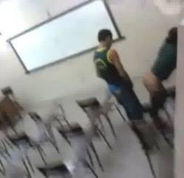 Alunos flagrados transando na sala de aula