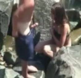 Flagrou o casal fazendo sexo nas pedras da praia -