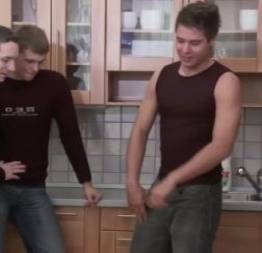Mijada na cozinha - video porno - super porno gay