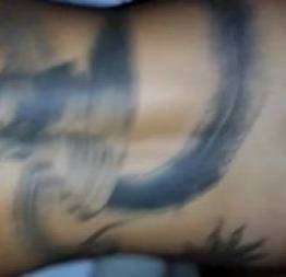 Morena tatuada safada tomando varadas na buceta raspadinha