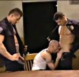 Preso por engano pela policia - video - super porno gay