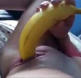 Amanda vazou no zap fodendo a boceta com uma banana