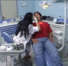 Dentista tarada dando o cuzinho pro paciente