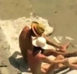Flagra casal fodendo na praia de nudismo