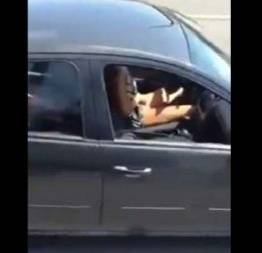Mulher batendo uma siririca enquanto dirige o carro