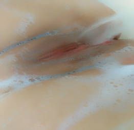 Ninfeta safada da bocetinha rosada mijando na banheira | novinhas nuas hd