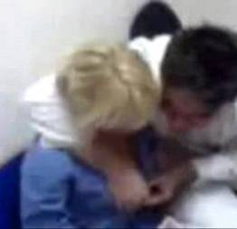 Ortopedista safado fodendo a enfermeira loirinha no hospital