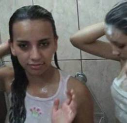 Primas lésbicas tomando banho juntas e filmando