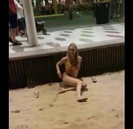 Tocou siririca no calçadão de copacabana