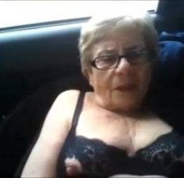 Velha idosa ejaculando no carro