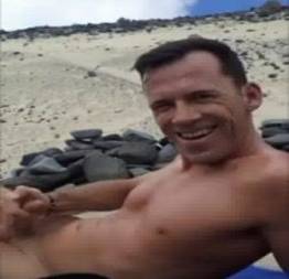 Homem pelado | homem de pau duro na praia de nudismo