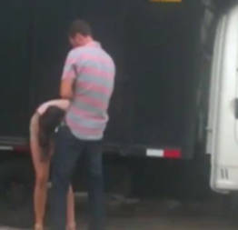 Prostituta dando rabo pro caminhoneiro na rua | videos porno