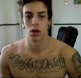 Tatuado novinho batendo uma punheta na webcam