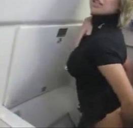 Aeromoça levando rola no banheiro do avião indo pra sp