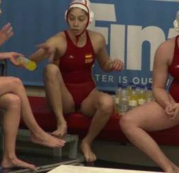 Atletas da natação com maiôs fio dental