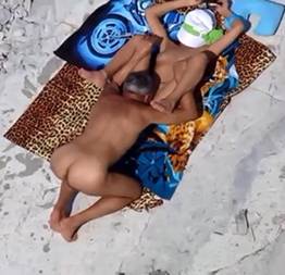 Casal de tarados flagrados fodendo na praia