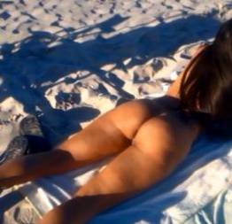 Filmando a esposa gostosa pelada na praia