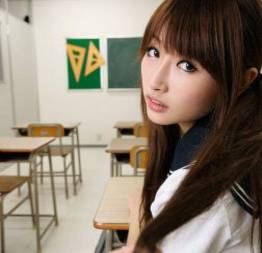 Japonesa estudante colegial tirando uniforme