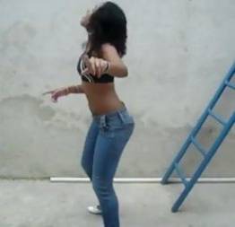 Novinha da favela dançando sensualmente
