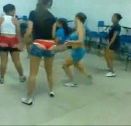 Novinhas assanhadas na faculdade dançando funk