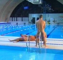 Sexo gay na piscina olímpica com nadadores - super porno gay