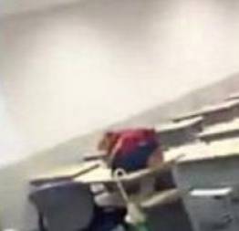 Video professora com aluno na sala vaza no face