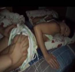 Bulinou sua irmã dormindo e meteu a pica nela acordada | videos de sua vizinha