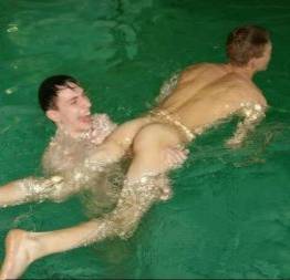 Garotos pelados na piscina numa gostosa orgia gay