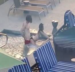 Irmão fode irmã mais nova na piscina do hotel – e é flagrado pela mãe e pela tia