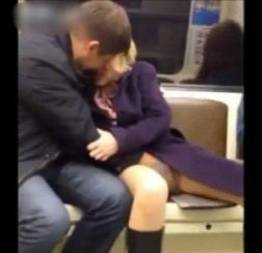 Masturbando a loira dentro do metro em sp