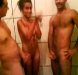 Morena dando pra três caras no chuveiro
