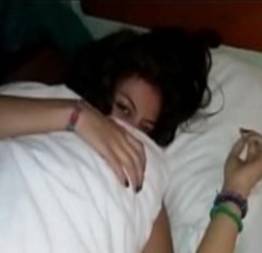Novinha linda tentando esconder rosto dando no motel ao namorado