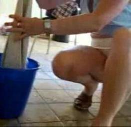 Empregada provocando o patrão limpando a casa de mini saia e sem calcinha