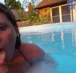 Loira safada caiu na net fazendo sexo amador na piscina